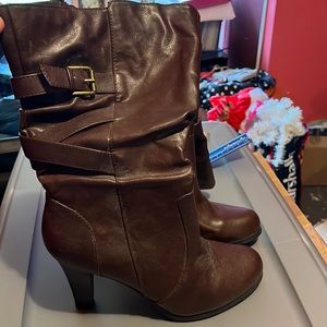 Woman’s boot size 8 1/2w